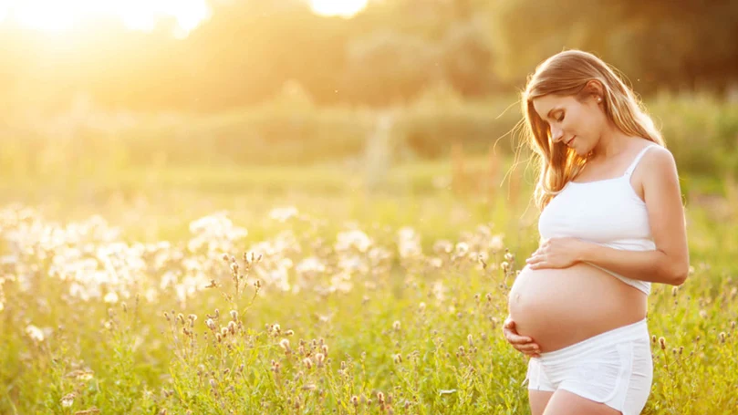 en gravid kvinde på en mark