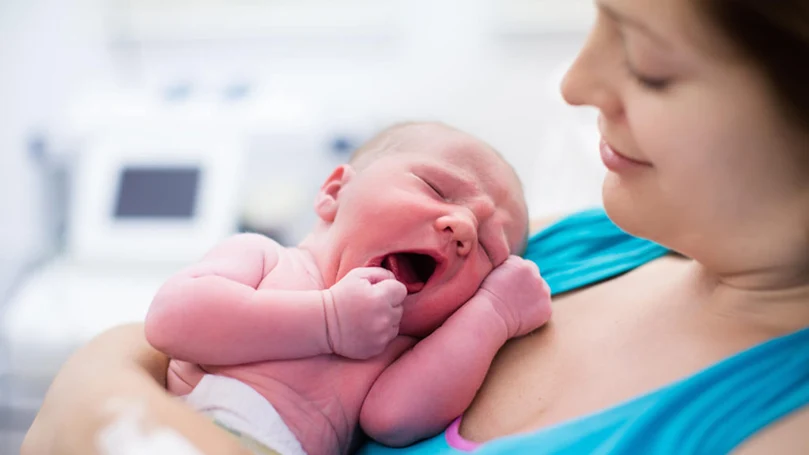 et billede af en kvinde, der drømmer om at føde en baby