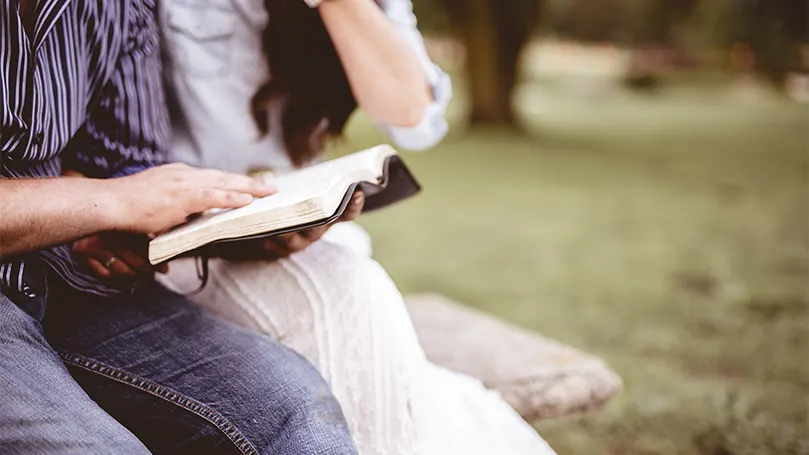 Et billede af en person, der læser en religiøs tekst