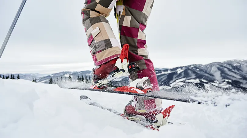 Et billede af en persons ben på ski.