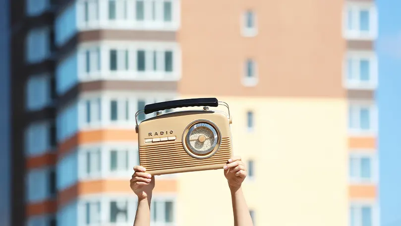 Et billede af en person, der holder en radio.