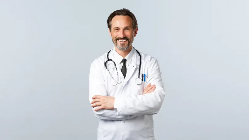 Et billede af en smilende læge.