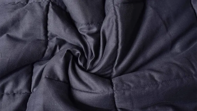 Et nærbillede af Pro Maison Weighted Blanket's omslag