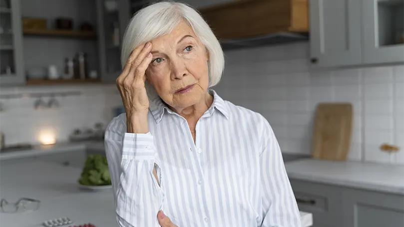 En ældre kvinde, der lider af Alzheimers sygdom.