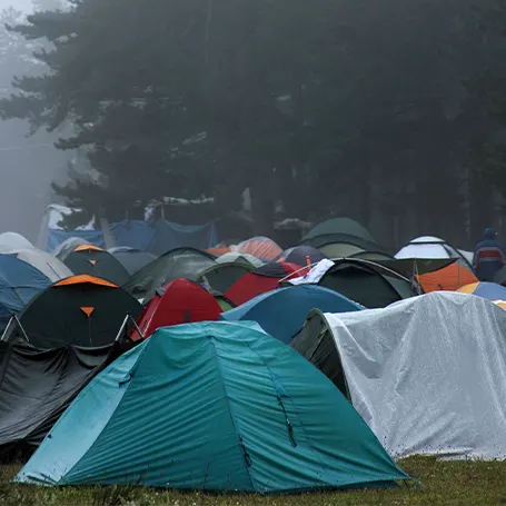 Et billede af en regnfuld campingplads