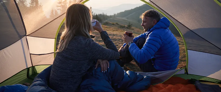 Billedet viser, hvordan man sover bedre, når man er på camping,